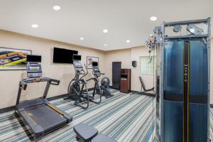 泰勒泰勒烛木套房酒店的健身房,带跑步机和健身房