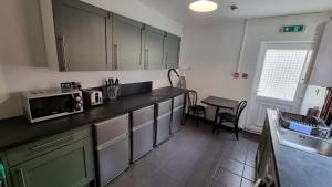 诺丁汉Double Room With Kitchen Facilities的厨房配有带微波炉和水槽的台面