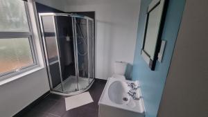 诺丁汉Double Room With Kitchen Facilities的带淋浴和盥洗盆的浴室