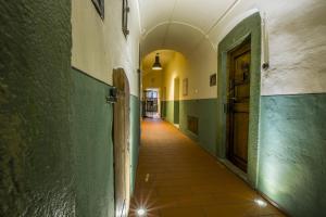 安贝格弗伦费斯特克纳斯特酒店的一条空的走廊,有绿色的墙壁和门