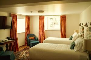 蒙卡拉帕舒Solar Alvura Wellness Hotel的酒店客房,配有两张床和椅子
