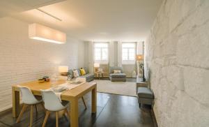 波尔图波尔图迎宾公寓 - 里贝拉内格拉的用餐室以及带桌椅的起居室。
