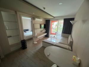 乔木提恩海滩Seven Seas Condo by MK的带沙发的客厅和卧室
