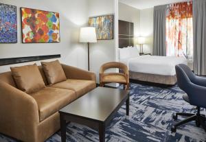 盖恩斯维尔Fairfield Inn & Suites by Marriott Gainesville的酒店客房设有一张沙发和一张床