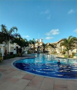 塞古罗港Recanto Taperapuan Residencial Mont Carmelo的度假村的游泳池