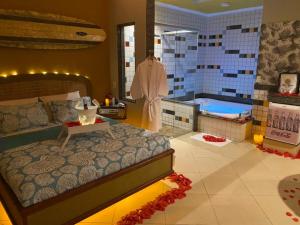 索罗卡巴KANKUN MOTEL E POUSADA -Adult only的一间卧室设有一张大床和一个浴缸