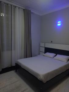 坎帕拉Precious Bahai nest 1BDR wifi Netflix的卧室配有一张白色大床
