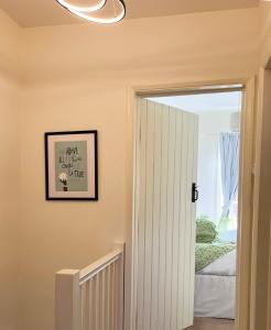 埃文河畔斯特拉特福Traditional 2 bedroom Cottage的走廊上设有通往卧室的门