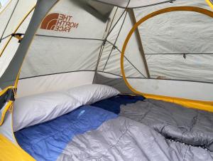 纳塔列斯港Camping Yellow Plum的一个大帐篷,里面设有一张床