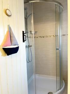 埃文河畔斯特拉特福Traditional 2 bedroom Cottage的浴室里设有玻璃门淋浴