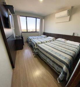 库里提巴伊塔马拉蒂酒店的两张床位于带窗户的房间内