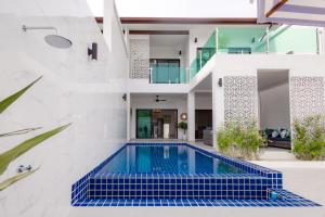 象岛Koh Chang Luxury Pool Villas的庭院中带游泳池的房子