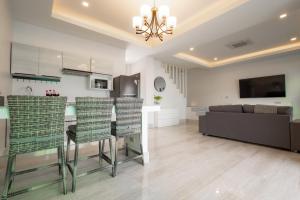 象岛Koh Chang Luxury Pool Villas的厨房以及带沙发和桌子的客厅。