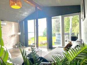 霍尔拜克Hytte-vandudsigt-Hottub-hygge的带沙发和一些植物的客厅