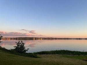 霍尔拜克Hytte-vandudsigt-Hottub-hygge的日落时分享有大型湖泊的景致