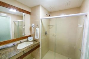 因巴塞科斯塔多斯克奎伊洛斯度假酒店的一间带水槽和玻璃淋浴的浴室