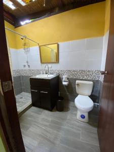 CabuyaLas Plumas de Cabuya的一间带卫生间和水槽的浴室