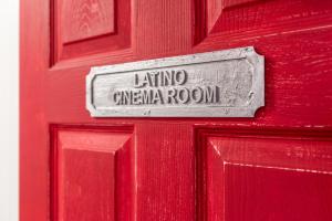 诺丁汉Baila Casa的红色的门,上面标有读拉蒂诺电影室的标志