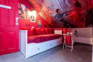 诺丁汉Baila Casa的红色的房间,设有一张墙上画的床