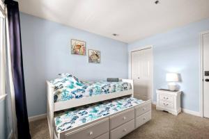 北托普塞尔海滩Oceanview Resort*Hot tub*North Topsail Beach的一间卧室设有两张双层床和蓝色的墙壁