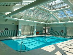 多伦多多伦多机场东假日酒店的一个带玻璃天花板的大型游泳池