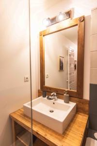 圣拉里苏朗Le Rioumajou 2的浴室设有白色水槽和镜子