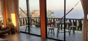 安赫尔港Vista del Mar - Puerto Angel的客房设有海景阳台。
