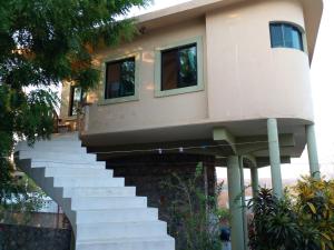 安赫尔港Vista del Mar - Puerto Angel的房屋设有楼梯,通往