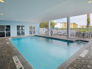 莱克兰Holiday Inn Express & Suites Lakeland North I-4, an IHG Hotel的蓝色海水大型游泳池