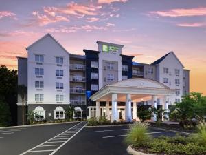 莱克兰Holiday Inn Express & Suites Lakeland North I-4, an IHG Hotel的停车场酒店形象