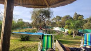 Coronel MoldesCabaña Los Abuelos的公园游泳池的景色