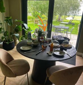 NieuwkoopB&B De Meije的椅子上的房间里一张桌子和食物
