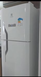 卡达斯诺瓦斯Aguas Quentes 601-B的厨房内置的白色冰箱冰柜