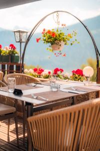 Chermignon-dʼen BasRelais Fleuri的鲜花庭院里的桌椅