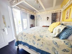 新士麦那海滩大道上旅馆的一间卧室配有一张带蓝色和白色棉被的床