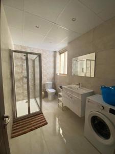 马萨尔福恩落日海景公寓式酒店的一间带水槽和洗衣机的浴室