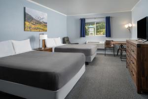 克里普尔克里克Golden Nugget & Gold King Mountain Inn的酒店客房设有两张床和电视。