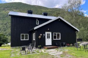 BoverdalenNørdre-Repp的前面有椅子的黑色房子