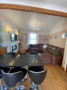 彭布罗克郡5 min walk to Beaches & Pembrokeshire Coast Path的客厅配有沙发和桌椅