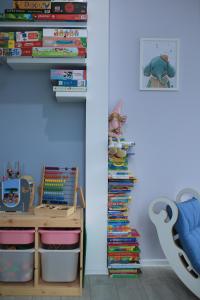 库多瓦-兹德鲁伊Family Apartment - Centrum的一间儿童房,配有书架和书桌