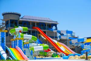 赫尔格达Gravity Hotel & Aqua Park Hurghada Families and Couples Only的水上公园前的水滑梯