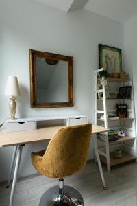 库多瓦-兹德鲁伊Family Apartment - Centrum的一张桌子、椅子和墙上的镜子