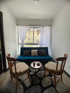 马尼萨莱斯apartamento ubicado parte histórica de manizales的客厅配有蓝色的沙发和两把椅子