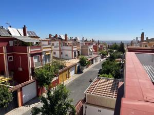塞维利亚Casa con piscina cerca de Sevilla的享有城市街道和房屋的景致。