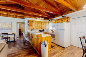 南太浩湖Hounds of Aspen的一间带木制天花板和白色冰箱的厨房