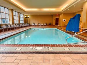 托皮卡Hotel Topeka at City Center的在酒店房间的一个大型游泳池