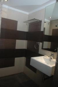艾哈迈达巴德卡南酒店的一间带水槽和镜子的浴室