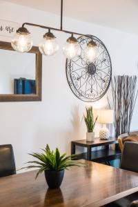 基洛纳Resort Style Living with Private Lawn and Patio的一间带桌子和吊灯的用餐室