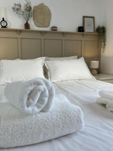 泰昂维Appartement T1 Côté jardin à Thionville的床上的一大堆毛巾