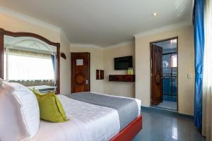 波哥大Lavid Hotel Palacio Real的一间卧室设有一张大床和一个窗户。